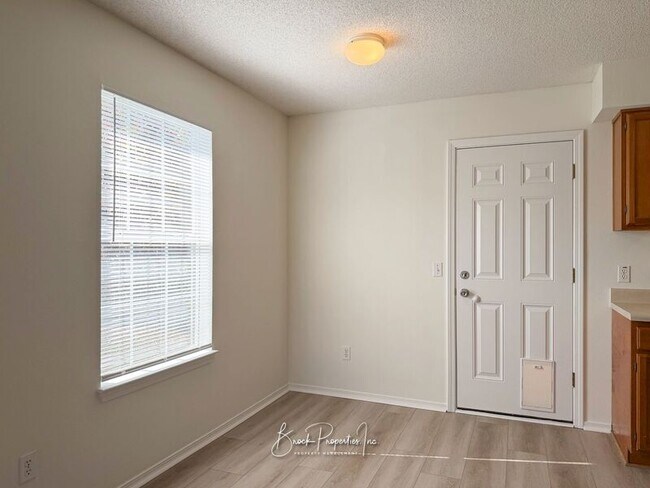 Building Photo - 501 Ashwood Ln