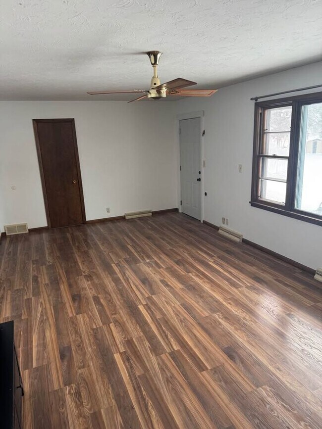 Building Photo - House for Rent