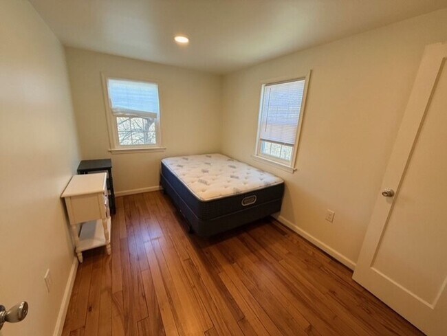 Building Photo - House on Centre Lane!