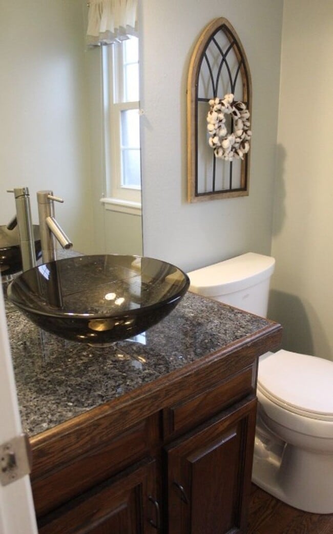 Building Photo - 5 BR/3 1/2 BA in the Desirable Meadowglen Community!!