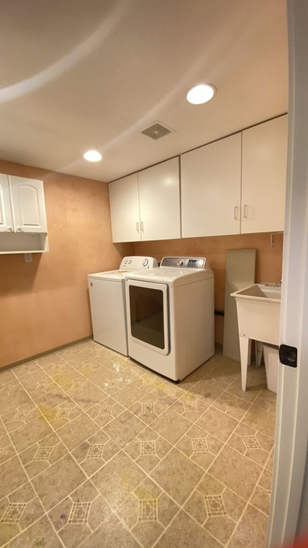 Building Photo - Spacious home in a Prime Location-6-month ...