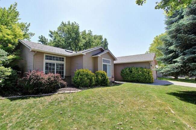 Building Photo - Immaculate Single-Level Home