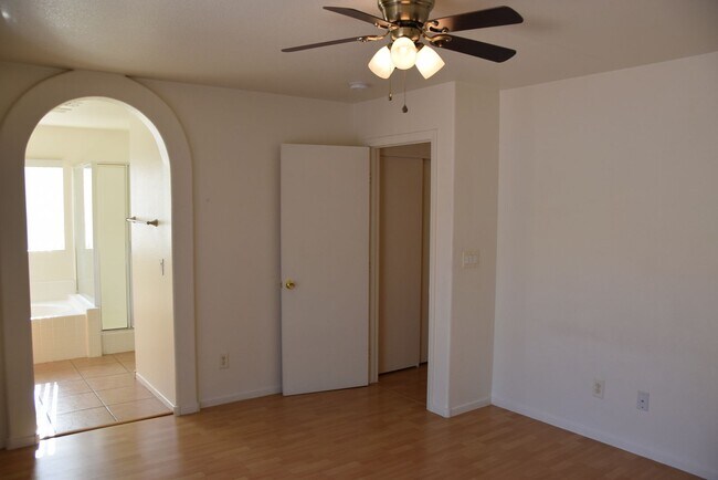 Building Photo - SINGLE STORY SOUTHWEST  HOME