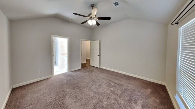 Building Photo - A Very Nice 4 Bedroom 2 Bath Home Yukon Schools