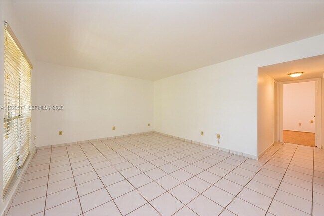 Building Photo - 10784 N Kendall Dr