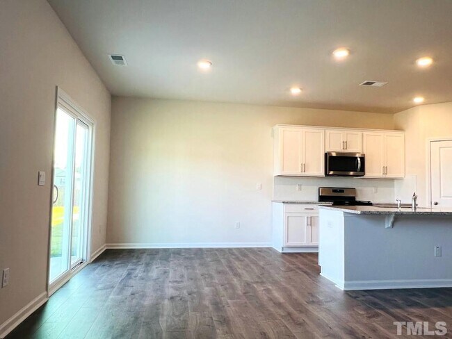 Building Photo - 5 Bedroom Single Family - Fuquay Varina
