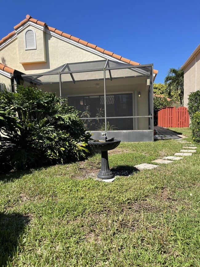 Building Photo - 2575 La Cristal Cir