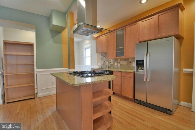 Building Photo - 733 Otis Pl NW