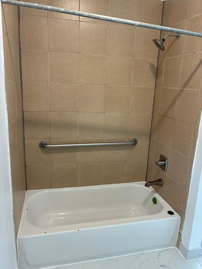 Building Photo - Newly Renovated 2/1 Duplex