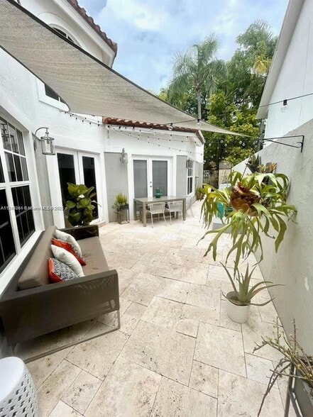 Primary Photo - 3070 Allamanda St