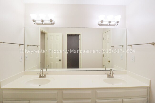 Building Photo - 4 Bed | 2 Bath in Broken Arrow!