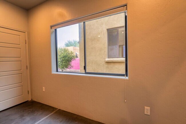 Building Photo - 2010 E 1st St