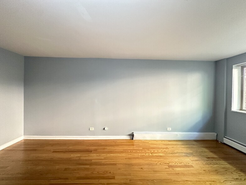 Building Photo - 5820 N Sheridan Rd