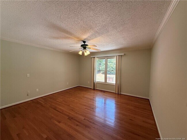 Building Photo - 995 Greenbriar Dr