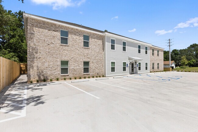 Building Photo - 305 Okaloosa Ave