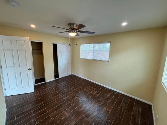 Building Photo - MOVE IN READY 4+2 w/bonus room + open floo...