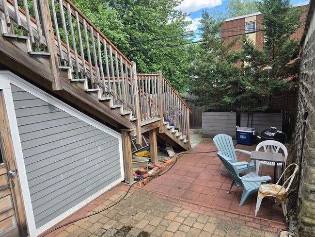 Building Photo - 28 Bardwell St