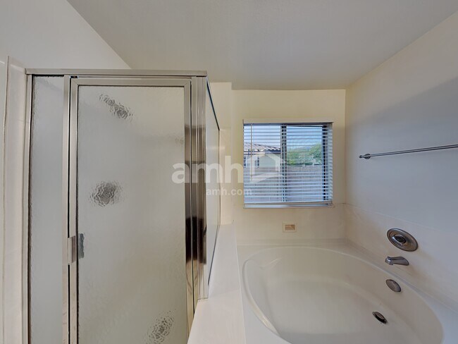 Building Photo - 309 W Vuelta Friso