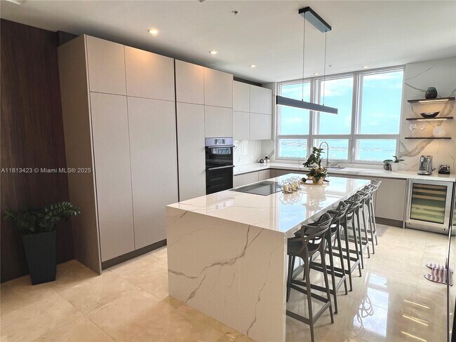 Building Photo - 848 Brickell Key Dr