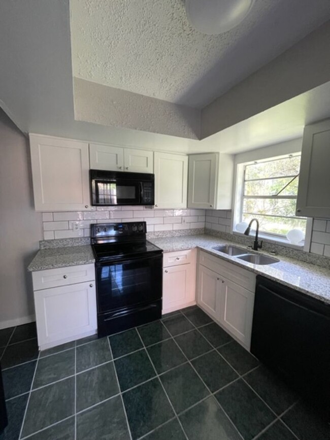 Building Photo - 2 Bedroom 2 Bath Townhome For Rent in Port...