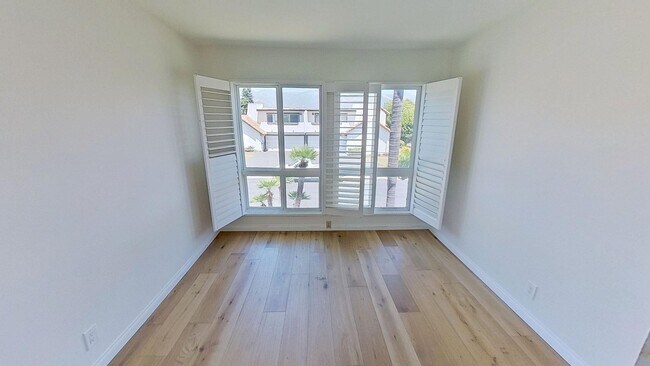 Building Photo - Spacious 3 bed / 3 bath in the More Mesa area