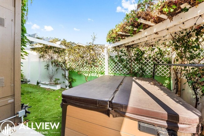 Building Photo - Stylish and beautiful 3-Bed Home with Land...