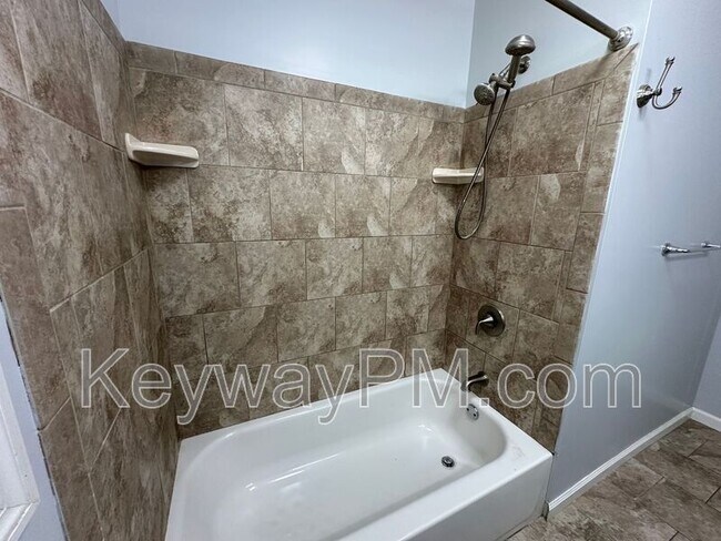 Building Photo - 2423 Brentwood Pl