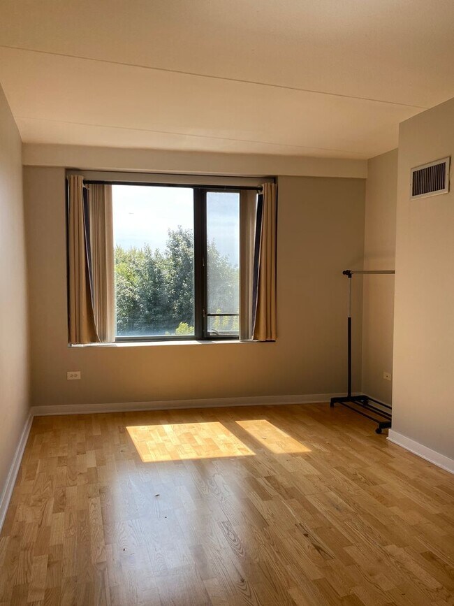 Building Photo - 1 Bed, 1 Bath Condo Near Downtown Evanston...