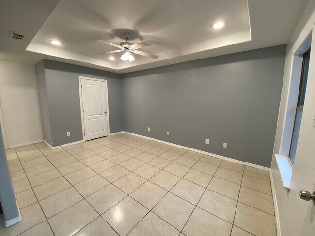 Building Photo - 2410 W Hackberry Ave