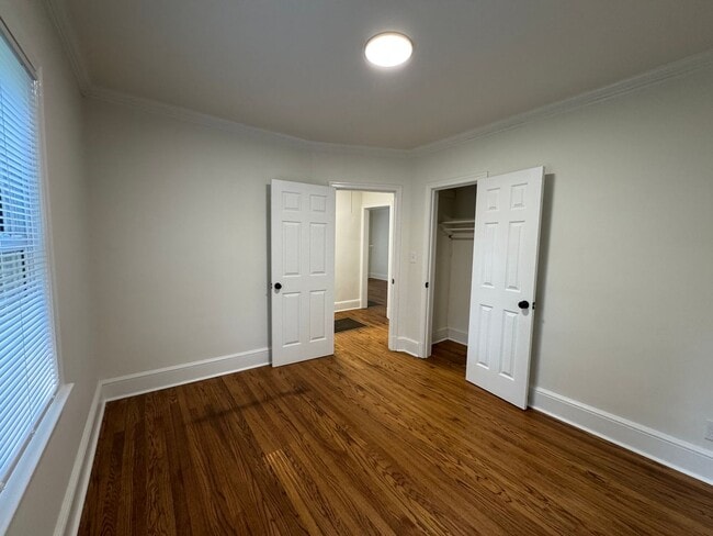 Building Photo - 2bed/1bath w/ detached garage!