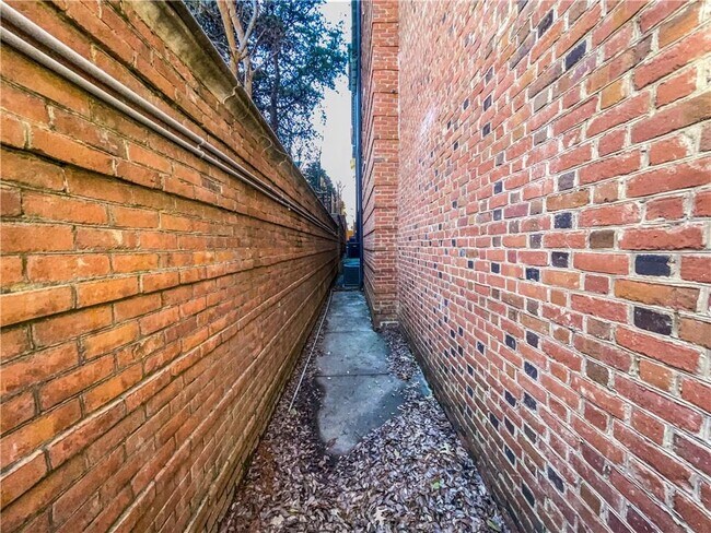 Building Photo - 4 Prichard Way NE