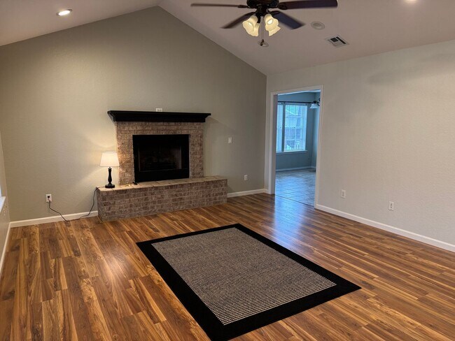 Building Photo - Immaculate home in Gentry close to schools