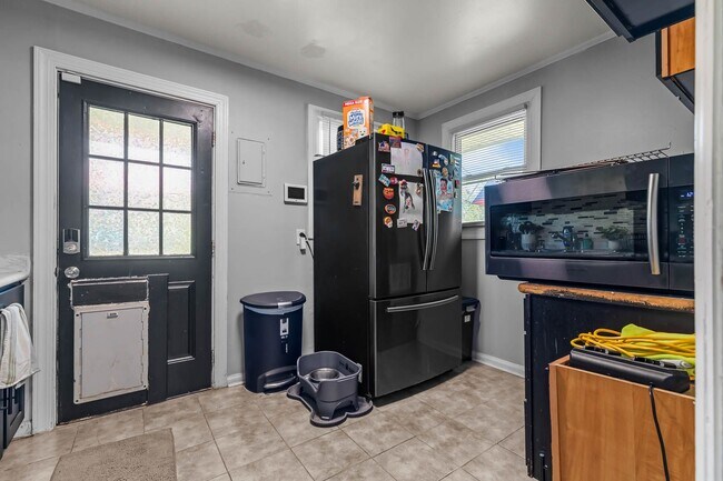 Building Photo - Charming 2-Bedroom Home with Modern Updates!
