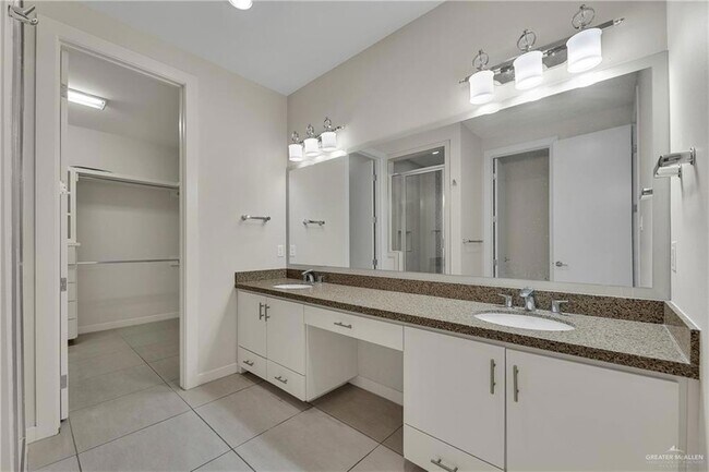 Building Photo - 1441 Ozark Ave