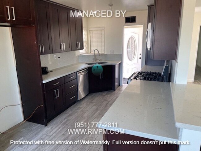 Building Photo - Great commuter location, coming soon!