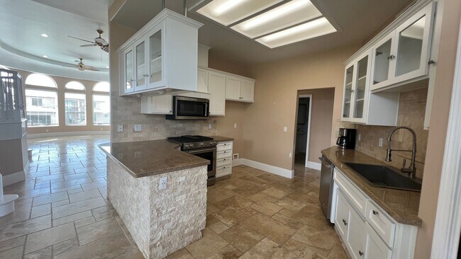 Building Photo - Coastal Living Awaits