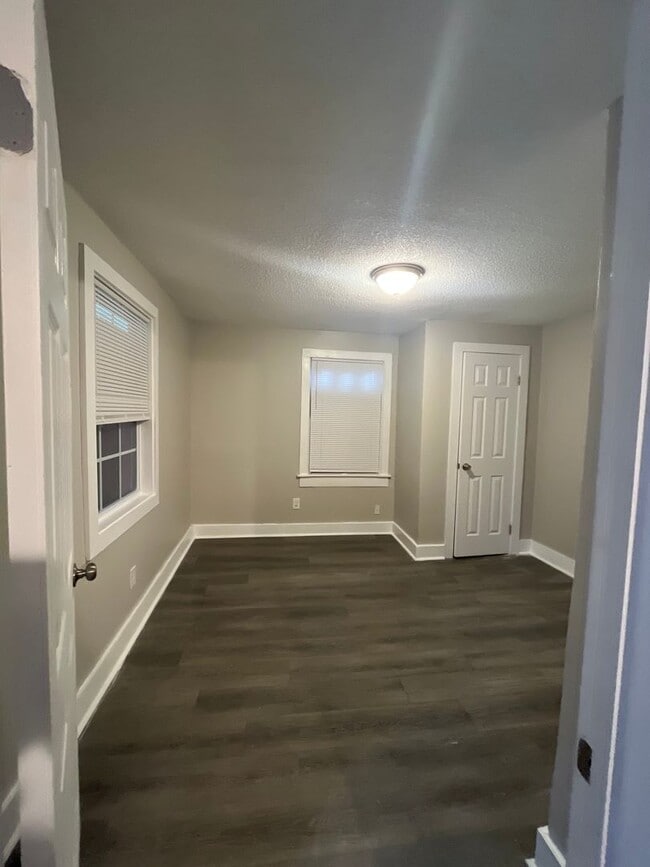 Building Photo - Fully Renovated House