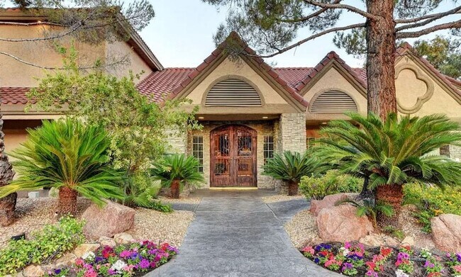 Building Photo - RESORT STYLE LIVING!