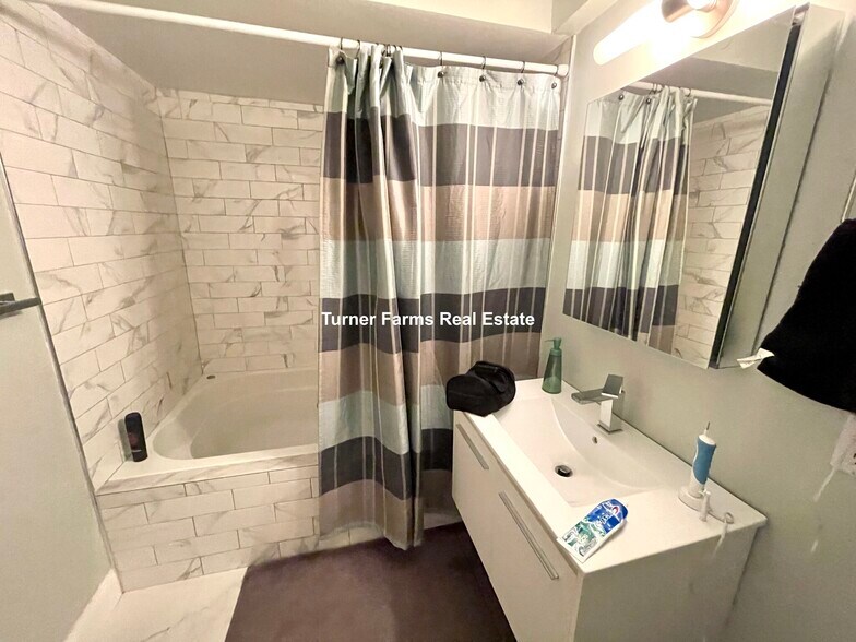 Building Photo - 38 Cherry St