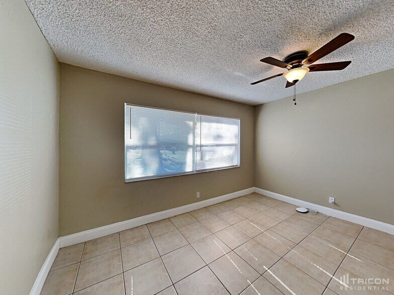 Building Photo - 1721 W Comanche Ave