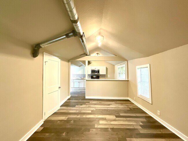 Building Photo - Spacious 2-Bedroom Home Steps from Restaur...