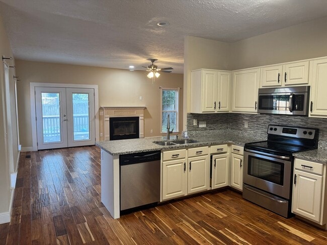 Building Photo - Great 4BR home near Brentwood
