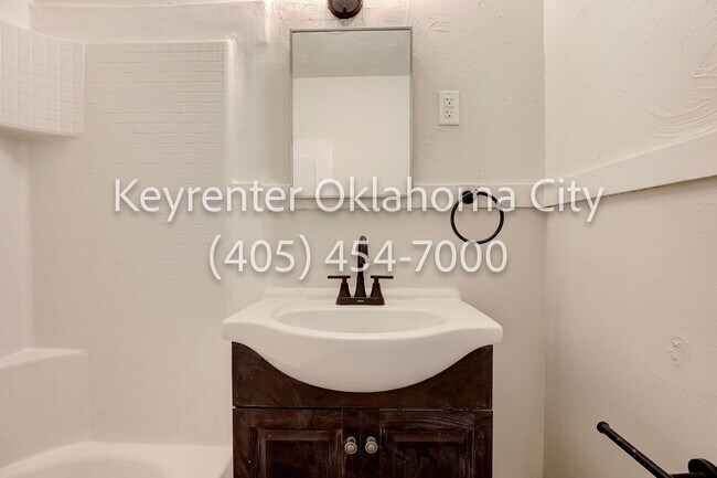 Building Photo - 4913 N Willow Ave