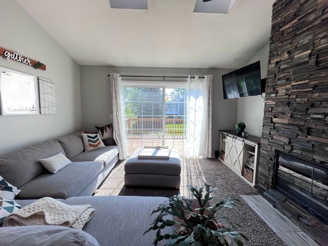 Building Photo - Spacious 3 bedroom Condo In Comstock Park