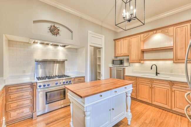 Building Photo - Stunning Executive Townhome in the Heart o...