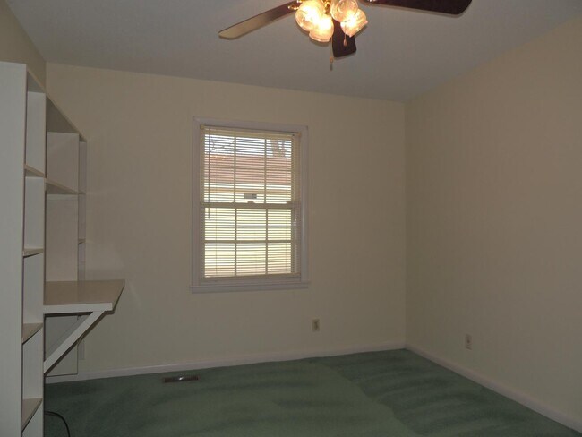 Building Photo - 2316 Rodgers Dr NE