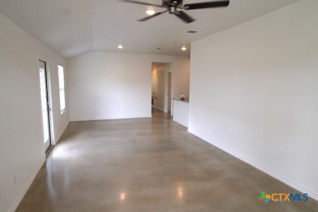 Building Photo - 106 Lost Trl