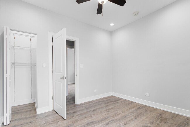 Building Photo - 7622 N Eastlake Terrace