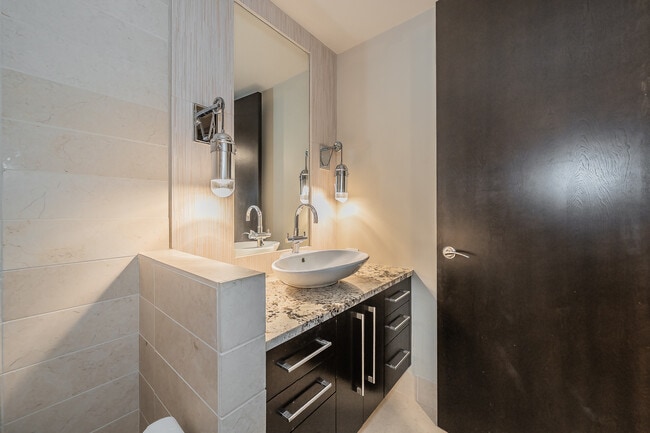 Building Photo - 2600 W 7th St