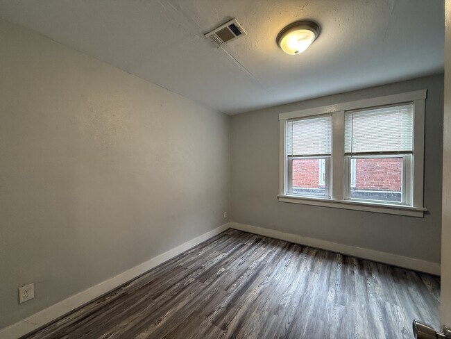 Building Photo - 915 Chartiers Ave